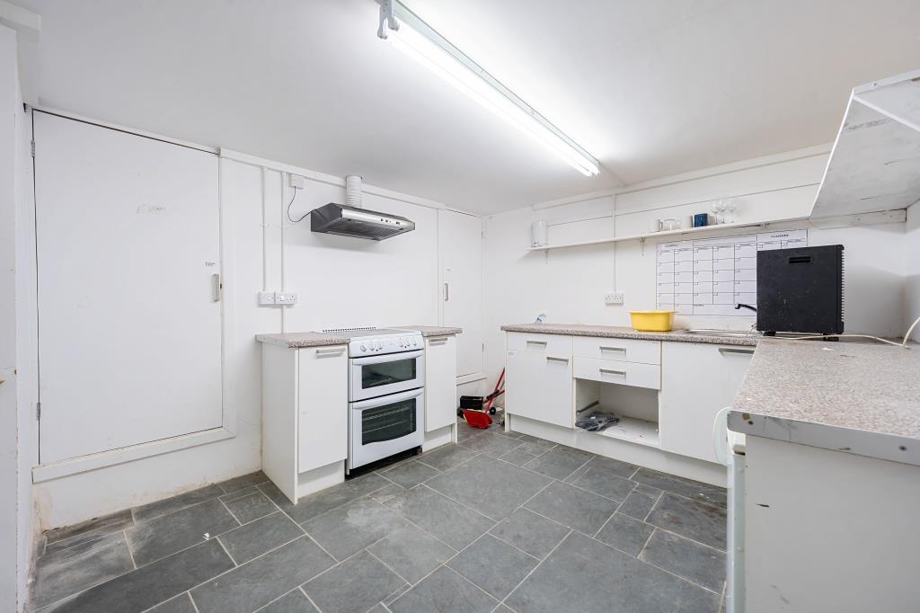 Lot: 34 - GROUND FLOOR PREMISES IN SOUGHT AFTER LOCATION - Kitchen space